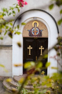 15 Eylül 2018 - Belgrad, Sırbistan. Belgrad 'ın Mali Mokri Lug kentindeki Aziz Trifun Ortodoks Kilisesi' nin içi ve dışı