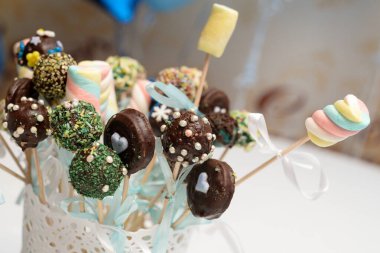 Çubuklarda değişik renkte morluklar, çubuklarda renkli şekerlemeler servis edilir ve yenmeye hazırdır.