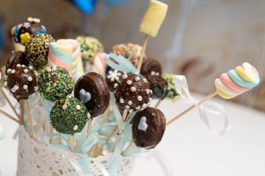 Çubuklarda değişik renkte morluklar, çubuklarda renkli şekerlemeler servis edilir ve yenmeye hazırdır.