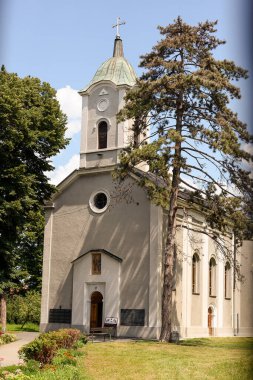 8 Nisan 2018 - Belgrad, Sırbistan. Kutsal Havariler Kilisesi 'nin dışından Peter ve Paul.