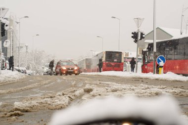24 Aralık 2024 - Belgrad, Sırbistan. Kar yağışı nedeniyle şehir otobüslerinin hareket zorluğu trafik sıkışıklığının bir sonucudur