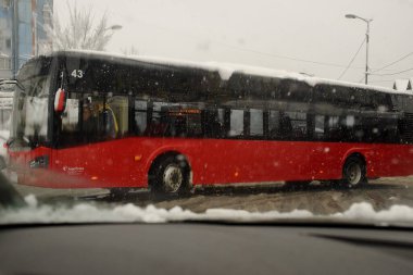 24 Aralık 2024 - Belgrad, Sırbistan. Kar yağışı nedeniyle şehir otobüslerinin hareket zorluğu trafik sıkışıklığının bir sonucudur