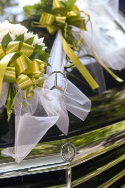 28 Nisan 2018 - Belgrad, Sırbistan. Kaputun üzerinde çiçekler ve kurdelelerle süslü Mercedes Benz logosu