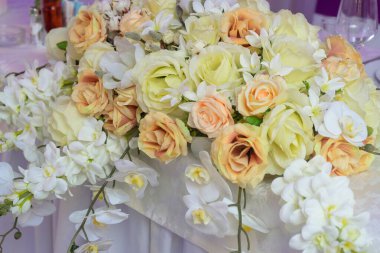 Düğünler sırasında çiçek süslemeleri ve benzer kutlamalar