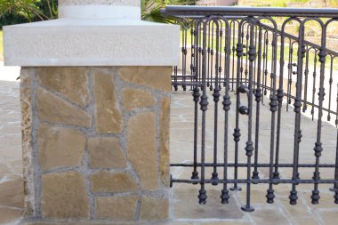 Demir çit ve doğal taş sütun yaptım.