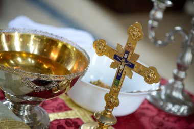  Ortodoks Hıristiyan Vaftizinin Kutsal Ayini ve onun kullanımı için aksesuarlar