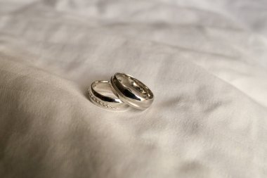 Evlilik yüzüklerinin fotoğrafı hazır.