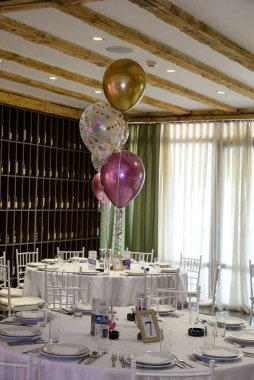 23 Haziran 2019 - Belgrad, Sırbistan. Düğün salonunun içinde düğün için dekore edilmiş Azzaro restoranının bir parçası olan fotoğraf ve duvarın bir kısmını süsleyen şaraplar.