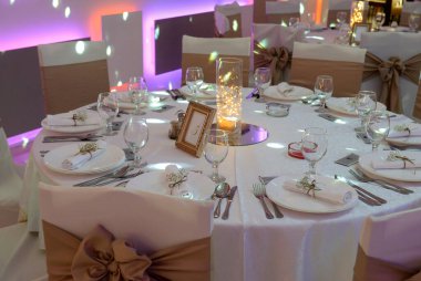 Beş numaralı masa olarak işaretlenmiş dokuzuncu evlilik kutlamasında bir yemek masası..