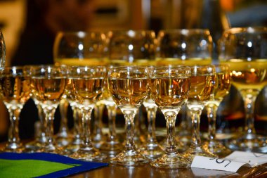 Barda çeşitli brendi çeşitleri olan bardaklar, restoranda yemek öncesi aperatif olarak sıralanır.