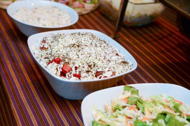 Masada çeşitli salatalar servis edildi ve ortasında domates, salatalık ve peynirle birlikte yenmeye hazır meşhur bir dükkan vardı..