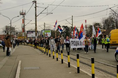 15 Mart 2025 - Belgrad, Sırbistan. Öğrenciler, kubbenin düşüşünün kurbanlarının anısına 15 'inci ve 15' inci olarak adlandırılan protestoya bütün Sırp vatandaşlarını davet ettiler. Sırbistan 'ın En Büyük Toplantısı.