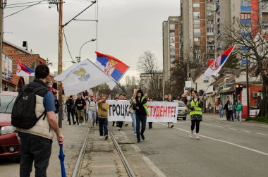 15 Mart 2025 - Belgrad, Sırbistan. Öğrenciler, kubbenin düşüşünün kurbanlarının anısına 15 'inci ve 15' inci olarak adlandırılan protestoya bütün Sırp vatandaşlarını davet ettiler. Sırbistan 'ın En Büyük Toplantısı.
