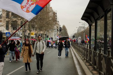 15 Mart 2025 - Belgrad, Sırbistan. Öğrenciler, kubbenin düşüşünün kurbanlarının anısına 15 'inci ve 15' inci olarak adlandırılan protestoya bütün Sırp vatandaşlarını davet ettiler. Sırbistan 'ın En Büyük Toplantısı.