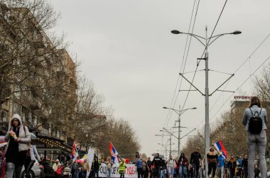 15 Mart 2025 - Belgrad, Sırbistan. Öğrenciler, kubbenin düşüşünün kurbanlarının anısına 15 'inci ve 15' inci olarak adlandırılan protestoya bütün Sırp vatandaşlarını davet ettiler. Sırbistan 'ın En Büyük Toplantısı