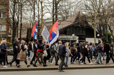 15 Mart 2025 - Belgrad, Sırbistan. Öğrenciler, kubbenin düşüşünün kurbanlarının anısına 15 'inci ve 15' inci olarak adlandırılan protestoya bütün Sırp vatandaşlarını davet ettiler. Sırbistan 'ın En Büyük Toplantısı