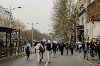 15 Mart 2025 - Belgrad, Sırbistan. Öğrenciler, kubbenin düşüşünün kurbanlarının anısına 15 'inci ve 15' inci olarak adlandırılan protestoya bütün Sırp vatandaşlarını davet ettiler. Protesto yolsuzluğa karşı.