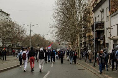 15 Mart 2025 - Belgrad, Sırbistan. Öğrenciler, kubbenin düşüşünün kurbanlarının anısına 15 'inci ve 15' inci olarak adlandırılan protestoya bütün Sırp vatandaşlarını davet ettiler. Protesto yolsuzluğa karşı.