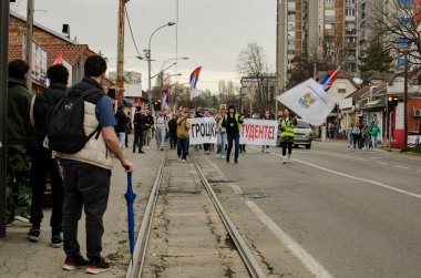 15 Mart 2025 - Belgrad, Sırbistan. Öğrenciler, kubbenin düşüşünün kurbanlarının anısına 15 'inci ve 15' inci olarak adlandırılan protestoya bütün Sırp vatandaşlarını davet ettiler. Protesto yolsuzluğa karşı.
