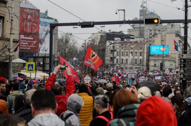15 Mart 2025 - Belgrad, Sırbistan. Yolsuzluğa ve rejime karşı öğrenciler tarafından düzenlenen protestolar ve toplu mitingler. Ana slogan Pumpaj 'dı..