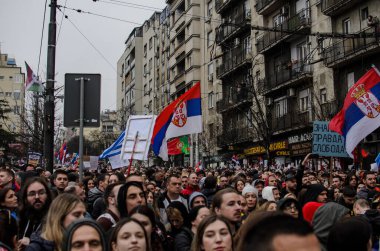 15 Mart 2025 - Belgrad, Sırbistan. Yolsuzluğa ve rejime karşı öğrenciler tarafından düzenlenen protestolar ve toplu mitingler. Ana slogan Pumpaj 'dı..
