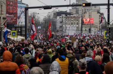15 Mart 2025 - Belgrad, Sırbistan. Yolsuzluğa ve rejime karşı öğrenciler tarafından düzenlenen protestolar ve toplu mitingler. Ana slogan Pumpaj 'dı..