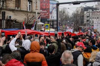 15 Mart 2025 - Belgrad, Sırbistan. Yolsuzluğa ve rejime karşı öğrenciler tarafından düzenlenen protestolar ve toplu mitingler. Ana slogan Pumpaj 'dı..
