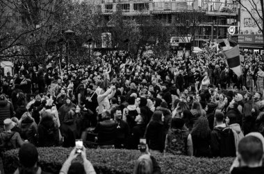 15 Mart 2025 - Belgrad, Sırbistan. Yolsuzluğa ve rejime karşı öğrenciler tarafından düzenlenen protestolar ve toplu mitingler. Ana slogan Pumpaj 'dı..