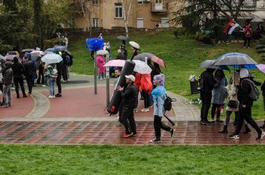 15 Mart 2025 - Belgrad, Sırbistan. Yolsuzluğa ve rejime karşı öğrenciler tarafından düzenlenen protestolar ve toplu mitingler. Ana slogan Pumpaj 'dı..