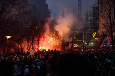 15 Mart 2025 - Belgrad, Sırbistan. Yozlaşmış sistemin tüm insanları ve kurbanları için adalet arayan öğrencilerin düzenlediği bir protestoda, Sırbistan tarihindeki en fazla sayıda insan.