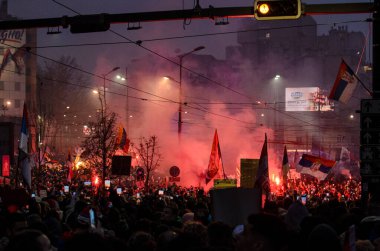 15 Mart 2025 - Belgrad, Sırbistan. Yozlaşmış sistemin tüm insanları ve kurbanları için adalet arayan öğrencilerin düzenlediği bir protestoda, Sırbistan tarihindeki en fazla sayıda insan.