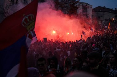 15 Mart 2025 - Belgrad, Sırbistan. Yozlaşmış sistemin tüm insanları ve kurbanları için adalet arayan öğrencilerin düzenlediği bir protestoda, Sırbistan tarihindeki en fazla sayıda insan.
