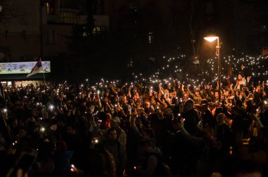 15 Mart 2025 - Belgrad, Sırbistan. Sırbistan tarihinin en büyük protestosu, yozlaşmış sistemin tüm insanları ve kurbanları için adalet isteyen öğrenciler tarafından yönetiliyor..