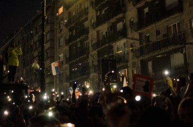 15 Mart 2025 - Belgrad, Sırbistan. Sırbistan tarihinin en büyük protestosu, yozlaşmış sistemin tüm insanları ve kurbanları için adalet isteyen öğrenciler tarafından yönetiliyor..
