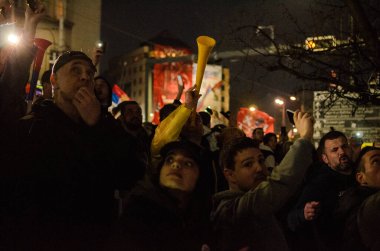 15 Mart 2025 - Belgrad, Sırbistan. Sırbistan tarihinin en büyük protestosu, yozlaşmış sistemin tüm insanları ve kurbanları için adalet isteyen öğrenciler tarafından yönetiliyor..