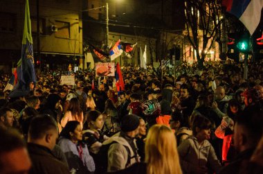 15 Mart 2025 - Belgrad, Sırbistan. Yozlaşmış sistemin tüm insanları ve kurbanları için adalet isteyen öğrenciler tarafından tarihteki en büyük toplantı.. 
