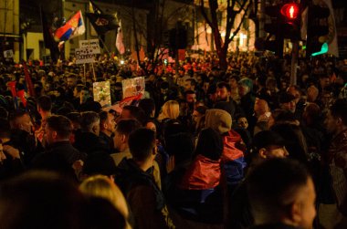 15 Mart 2025 - Belgrad, Sırbistan. Yozlaşmış sistemin tüm insanları ve kurbanları için adalet isteyen öğrenciler tarafından tarihteki en büyük toplantı.. 