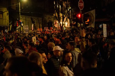 15 Mart 2025 - Belgrad, Sırbistan. Yozlaşmış sistemin tüm insanları ve kurbanları için adalet isteyen öğrenciler tarafından tarihteki en büyük toplantı.. 