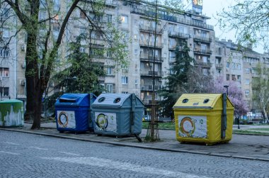 16 Mart 2025 - Belgrad, Sırbistan. Şehir merkezindeki mavi ve sarı geri dönüşüm konteynırları çok az kullanılan şehir temizleyicileri tarafından yerleştirildi..