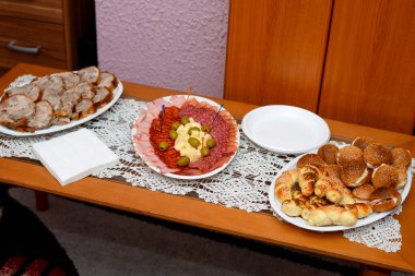 Aperatif, ince dilimlenmiş kurutulmuş et ve tuzlu ekmekle birlikte bir parça et masada servis edildi.