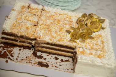 Pastalarla dolu bir masa, bir kısmı restorandan alınmış bile. Diğerleri kesilmeyi ve konuklara dağıtılmayı bekliyor.