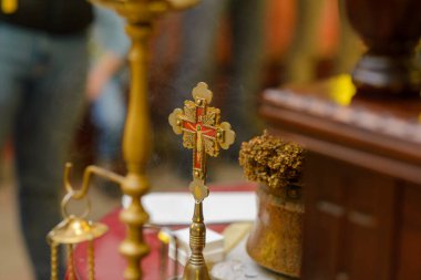 13 Nisan 2025 - Belgrad, Sırbistan. Sırp Ortodoks Kilisesi Sırp Azizler Meclisi Kilisesi kilise içindeki ayrıntıların fotoğraflarını çekti.