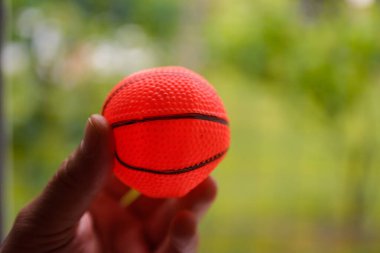 Çocuklar için tasarlanmış küçük boyutlu bir basketbol oyuncağı.