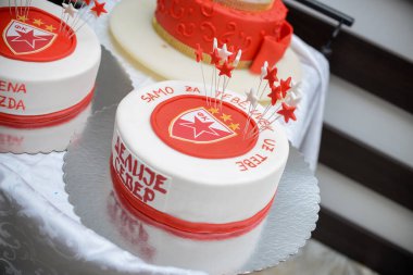 24 Eylül 2022 - Belgrad, Sırbistan. Kırmızı ve beyaz doğum günü pastası, üzerinde Kızıl Yıldız futbol kulübü amblemi ve kadın ismi Nancy 'nin yanı sıra 18 numara şeklinde bir mum var.