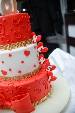 24 Eylül 2022 - Belgrad, Sırbistan. Kırmızı ve beyaz doğum günü pastası, üzerinde Kızıl Yıldız futbol kulübü amblemi ve kadın ismi Nancy 'nin yanı sıra 18 numara şeklinde bir mum var.