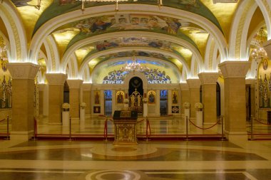 14 Haziran 2025 - Belgrad, Sırbistan. Kutsal düğün töreni için aksesuarlarla birlikte St. Sava Kilisesi 'nin mahzeninin içinde.