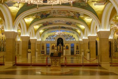 14 Haziran 2025 - Belgrad, Sırbistan. Kutsal düğün töreni için aksesuarlarla birlikte St. Sava Kilisesi 'nin mahzeninin içinde.