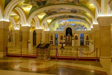 14 Haziran 2025 - Belgrad, Sırbistan. Kutsal düğün töreni için aksesuarlarla birlikte St. Sava Kilisesi 'nin mahzeninin içinde.