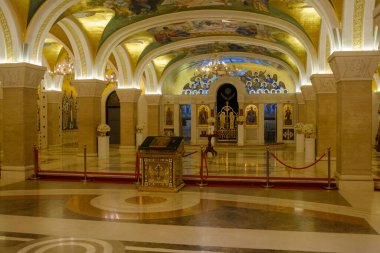 14 Haziran 2025 - Belgrad, Sırbistan. Kutsal düğün töreni için aksesuarlarla birlikte St. Sava Kilisesi 'nin mahzeninin içinde.