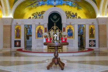 14 Haziran 2025 - Belgrad, Sırbistan. Kutsal düğün töreni için aksesuarlarla birlikte St. Sava Kilisesi 'nin mahzeninin içinde.